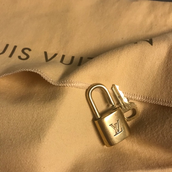 Authentic Lock and Key Set . - Picture 4 of 5